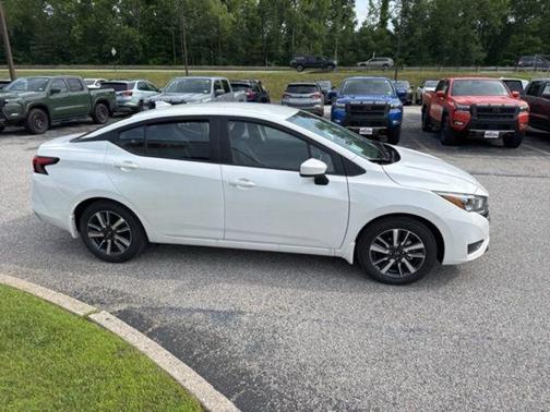 Aspen White Tricoat 2025 Nissan Versa 1.6 SV