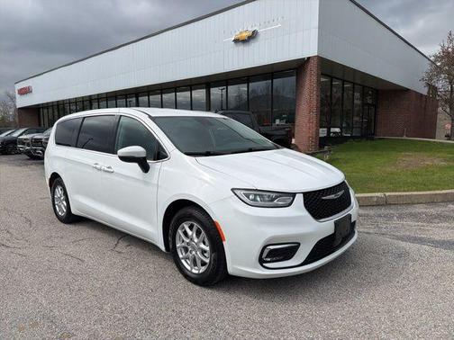 Bright White Clearcoat 2023 Chrysler Pacifica Touring L