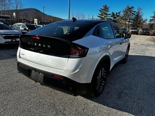 Everest White Pearl Tricoat/Black 2026 Nissan Leaf SV+