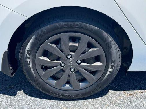 Frost White Pearl 2019 Hyundai Accent SE