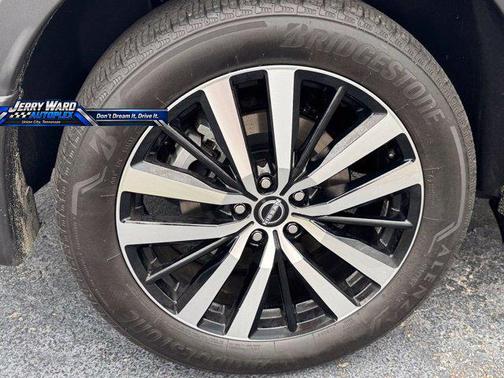 Solid Gray/Super Black 2025 Nissan Pathfinder Platinum