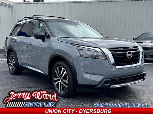 Solid Gray/Super Black 2025 Nissan Pathfinder Platinum