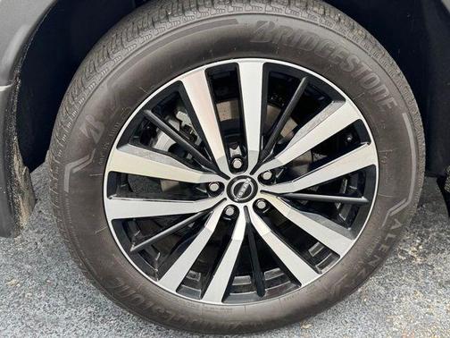 Solid Gray/Super Black 2025 Nissan Pathfinder Platinum