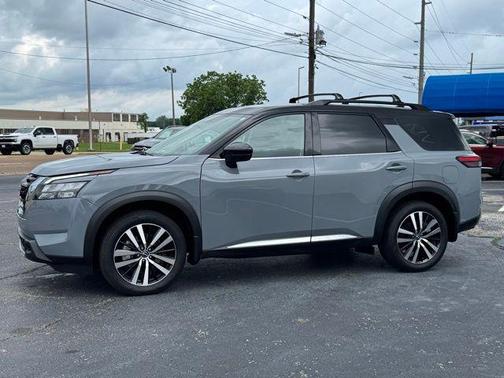 Solid Gray/Super Black 2025 Nissan Pathfinder Platinum