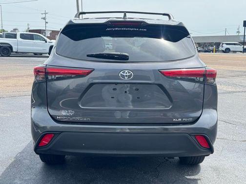 Magnetic Gray Metallic 2022 Toyota Highlander XLE