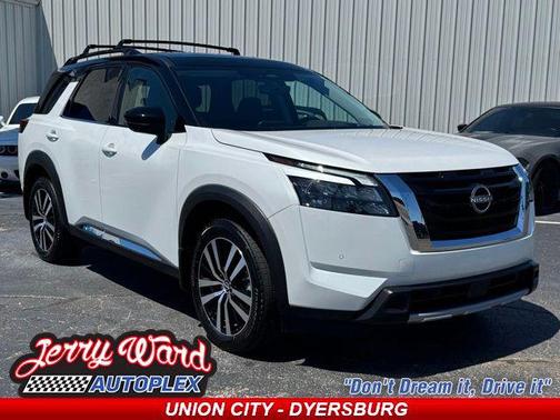 Everest White Pearl/Black 2025 Nissan Pathfinder Platinum