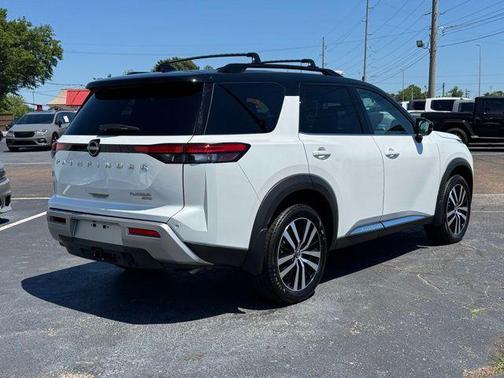 Everest White Pearl/Black 2025 Nissan Pathfinder Platinum