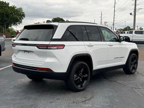 Bright White Clearcoat 2023 Jeep Grand Cherokee Altitude