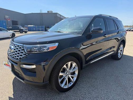 Black Metallic 2022 Ford Explorer Platinum