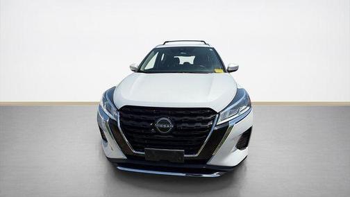 Aspen White Tricoat 2023 Nissan Kicks SV