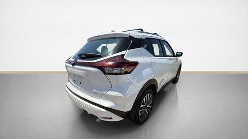 Aspen White Tricoat 2023 Nissan Kicks SV