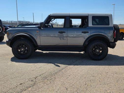 Carbonized Gray Metallic 2026 Ford Bronco Badlands