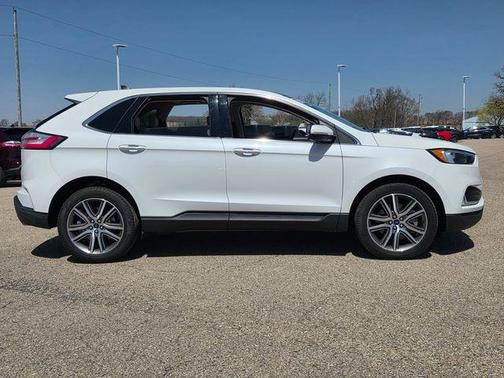 White Metallic 2022 Ford Edge Titanium