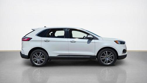 White Metallic 2022 Ford Edge Titanium