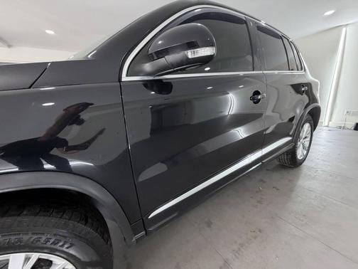 Deep Black Pearl 2016 Volkswagen Tiguan R-Line