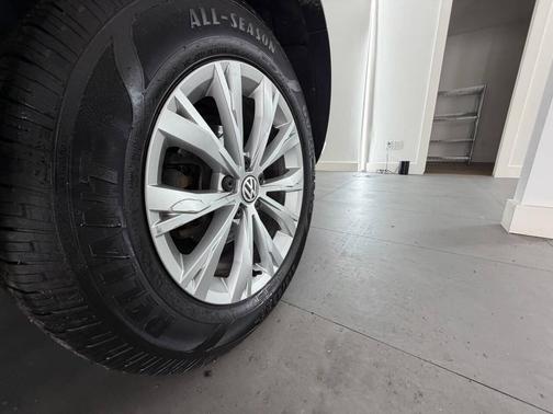 Deep Black Pearl 2016 Volkswagen Tiguan R-Line