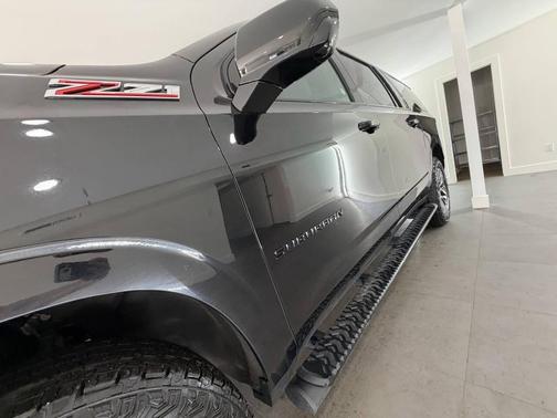 Black 2025 Chevrolet Suburban 4WD Z71
