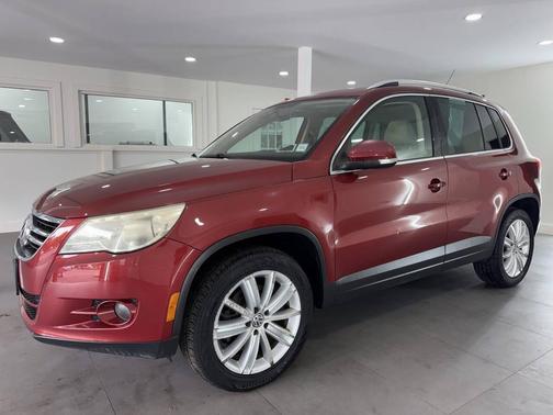 Wild Cherry Metallic 2009 Volkswagen Tiguan Base
