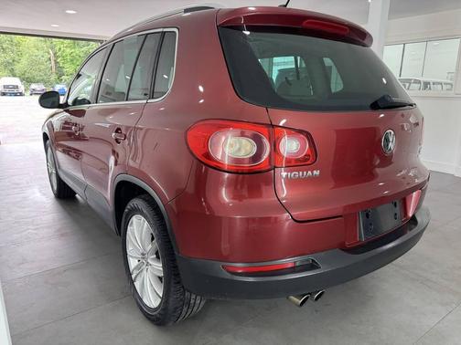 Wild Cherry Metallic 2009 Volkswagen Tiguan Base