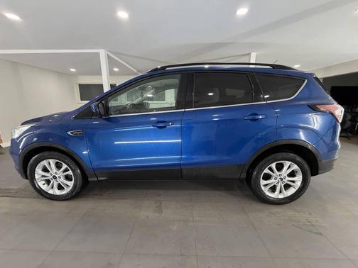 Ruby Red Metallic Tinted Clearcoat 2017 Ford Escape SE