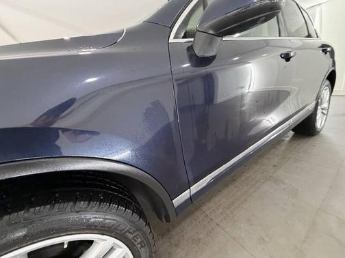 Night Blue Metallic 2012 Volkswagen Touareg VR6 Executive