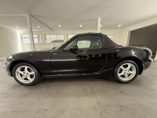 2002 Mazda MX-5 Miata SE 2dr Roadster