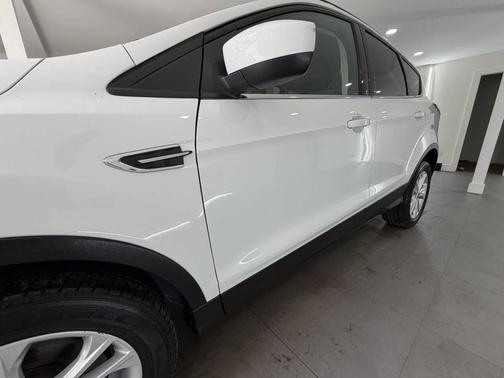 Oxford White 2018 Ford Escape SE