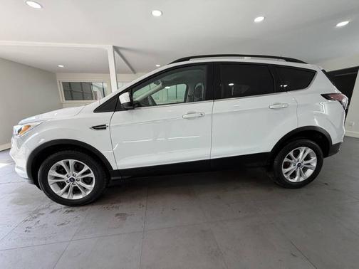 Oxford White 2018 Ford Escape SE