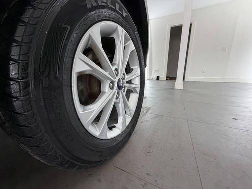 Oxford White 2018 Ford Escape SE