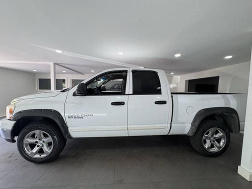 White 2006 Dodge Ram 1500 SLT Quad Cab