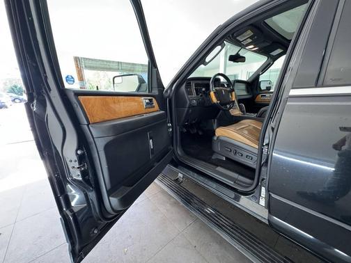 Tuxedo Black Metallic 2014 Lincoln Navigator Base