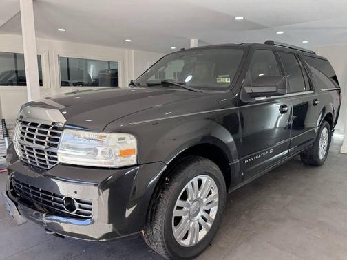 Tuxedo Black Metallic 2014 Lincoln Navigator Base