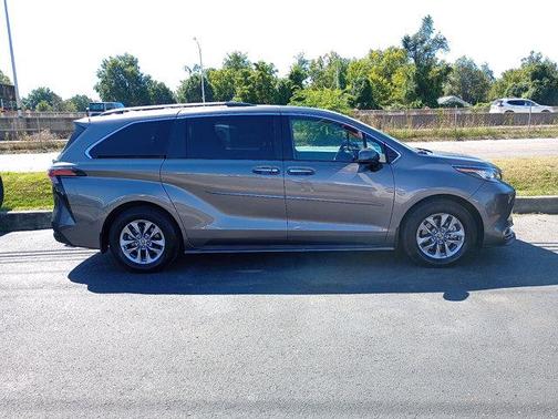 2022 Toyota Sienna XLE 7 Passenger