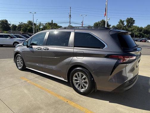 2022 Toyota Sienna XLE 7 Passenger