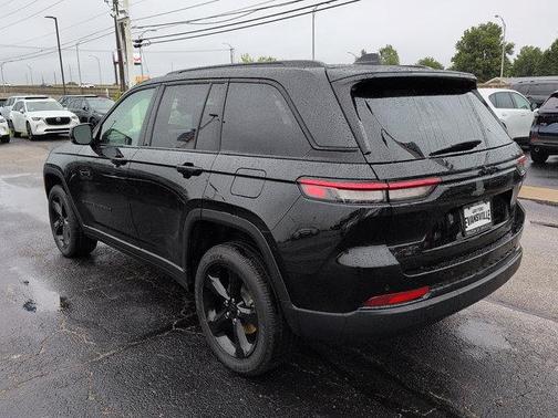 Diamond Black Crystal Pearlcoat 2025 Jeep Grand Cherokee Altitude