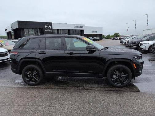 Diamond Black Crystal Pearlcoat 2025 Jeep Grand Cherokee Altitude