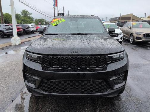 Diamond Black Crystal Pearlcoat 2025 Jeep Grand Cherokee Altitude