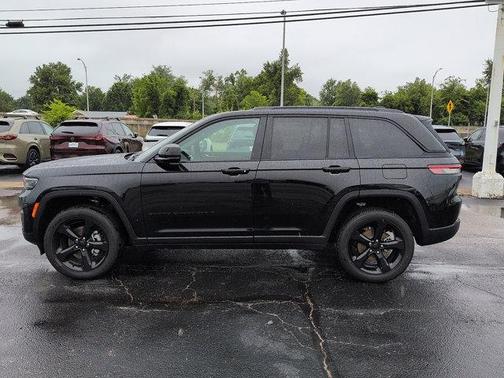 Diamond Black Crystal Pearlcoat 2025 Jeep Grand Cherokee Altitude