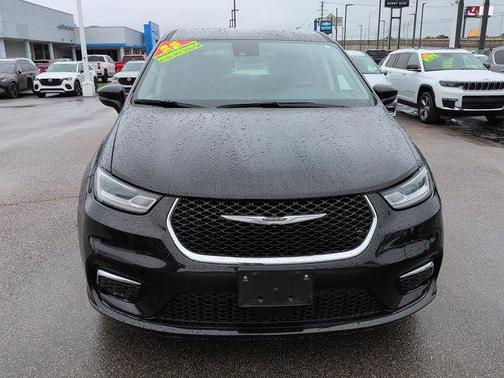 Brilliant Black Crystal Pearlcoat 2023 Chrysler Pacifica Touring L