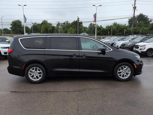 Brilliant Black Crystal Pearlcoat 2023 Chrysler Pacifica Touring L