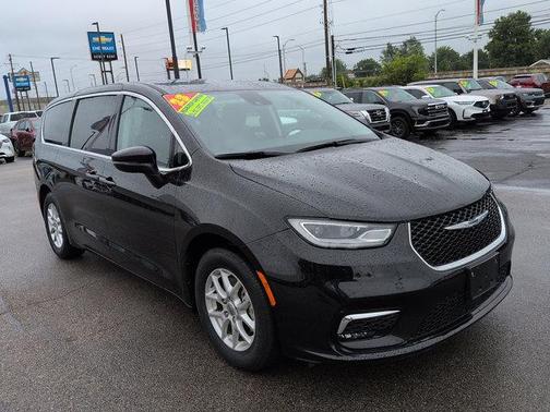 Brilliant Black Crystal Pearlcoat 2023 Chrysler Pacifica Touring L