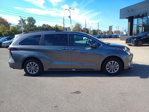 2024 Toyota Sienna XLE