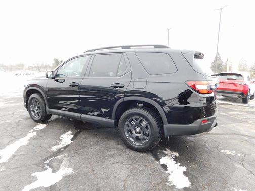 Crystal Black Pearl 2026 Honda Pilot TrailSport