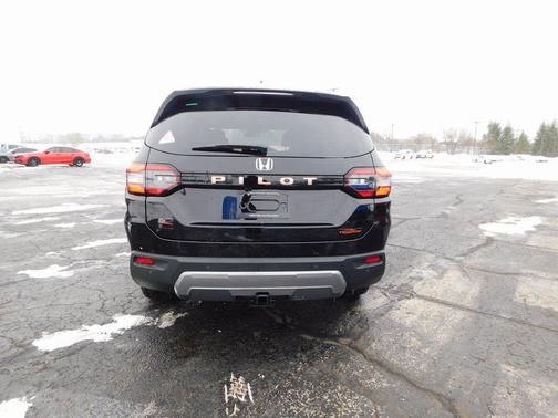 Crystal Black Pearl 2026 Honda Pilot TrailSport