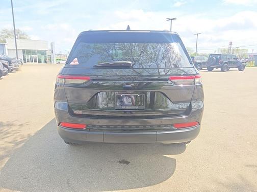 Diamond Black 2023 Jeep Grand Cherokee Altitude