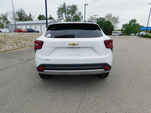 Summit White 2025 Chevrolet Trax LT