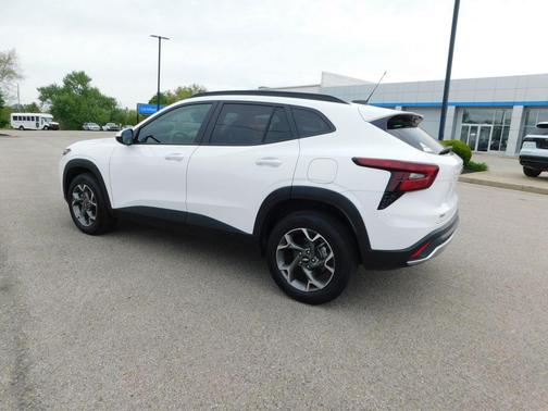 Summit White 2025 Chevrolet Trax LT