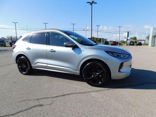 Iconic Silver Metallic 2023 Ford Escape ST-Line Elite