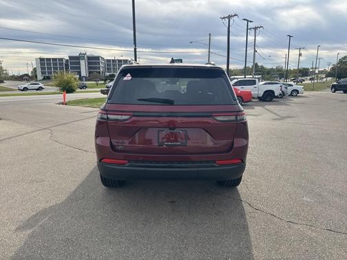 2025 Jeep Grand Cherokee Laredo