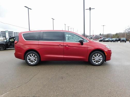 2024 Chrysler Pacifica Touring-L